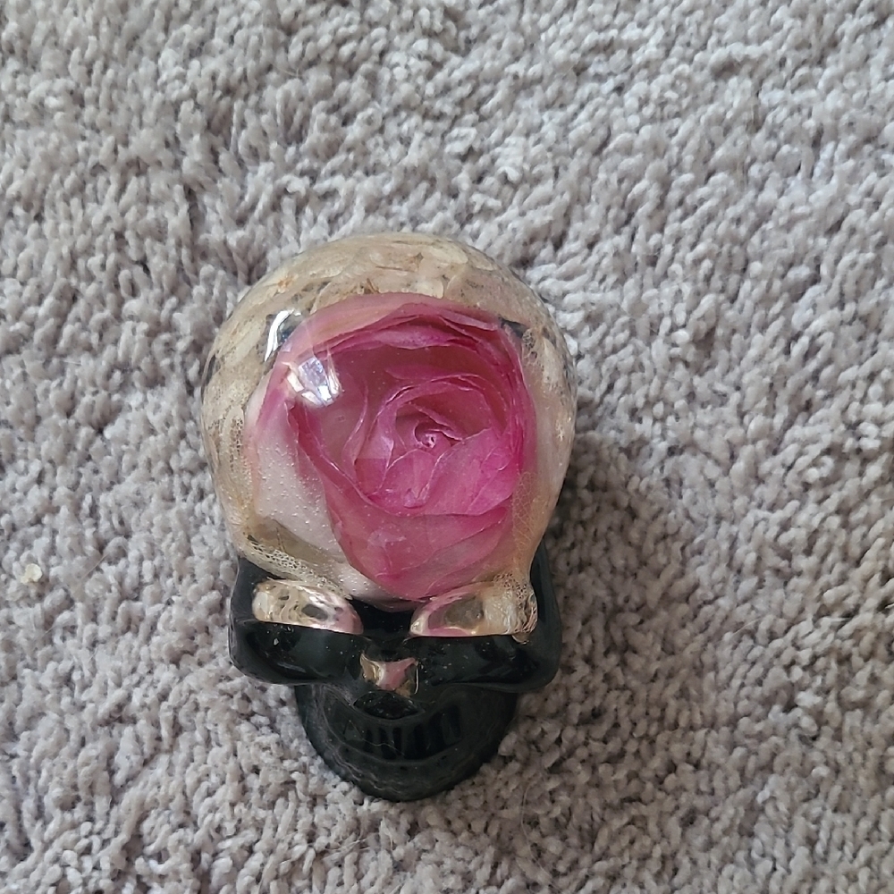 Resin Skull With Real Flowers - Picture 6 of 6